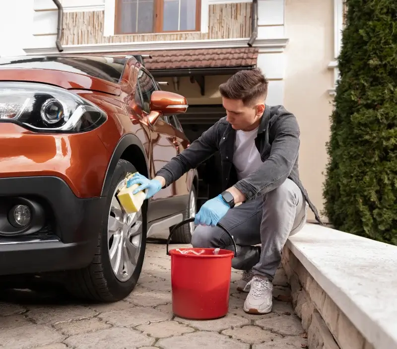 Lavage auto à domicile Charbonnier-les-Mines : professionnel intervenant sur un véhicule